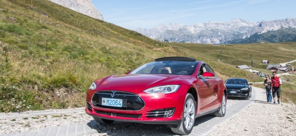 Il Passo Sella è chiuso al traffico, ma le auto di lusso sfilano sui sentieri